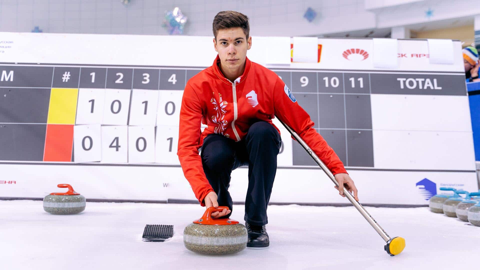Mengapa batu curling mengeluarkan suara khas di atas es?