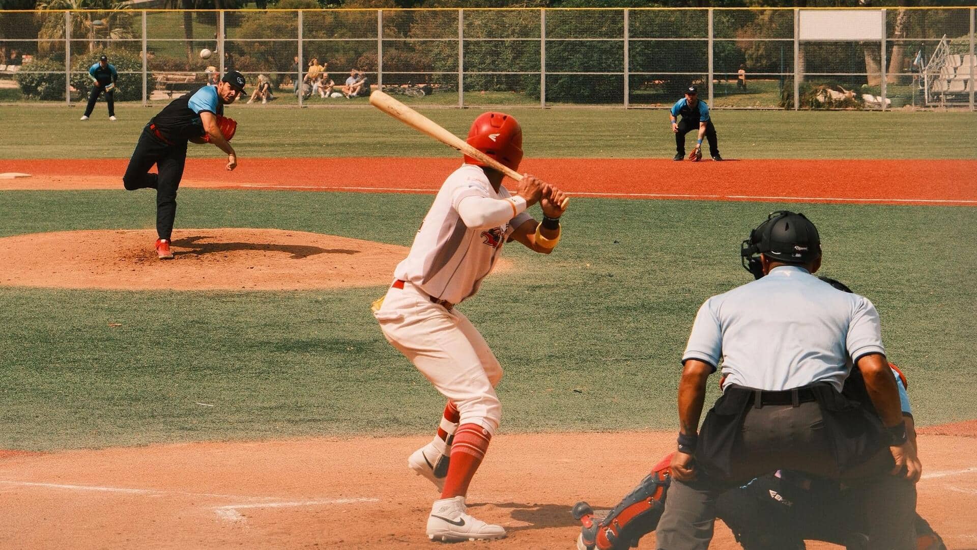 Mengapa baseball dimainkan berlawanan arah jarum jam?