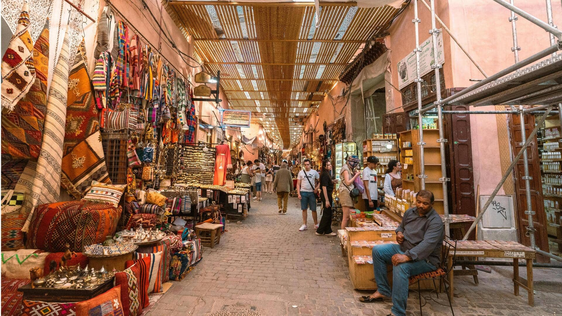 Menjelajahi Bazar Warna-warni di Marrakesh, Maroko