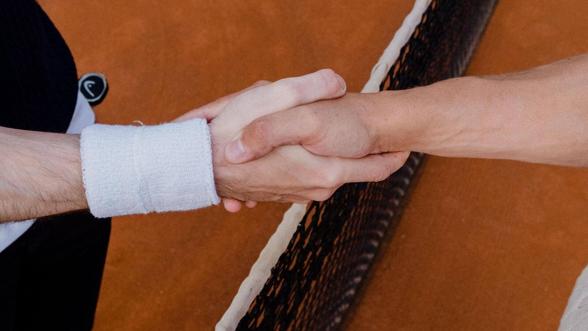 Makna di balik ritual jabat tangan dalam tenis
