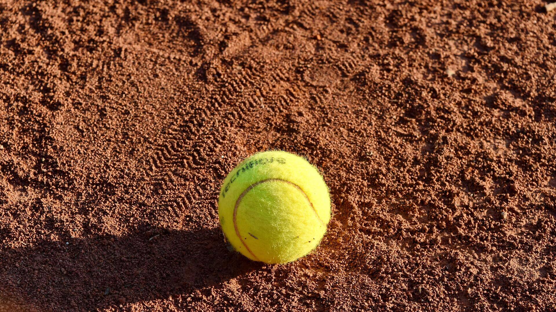 Mengapa bola tenis berbulu dan kuning?