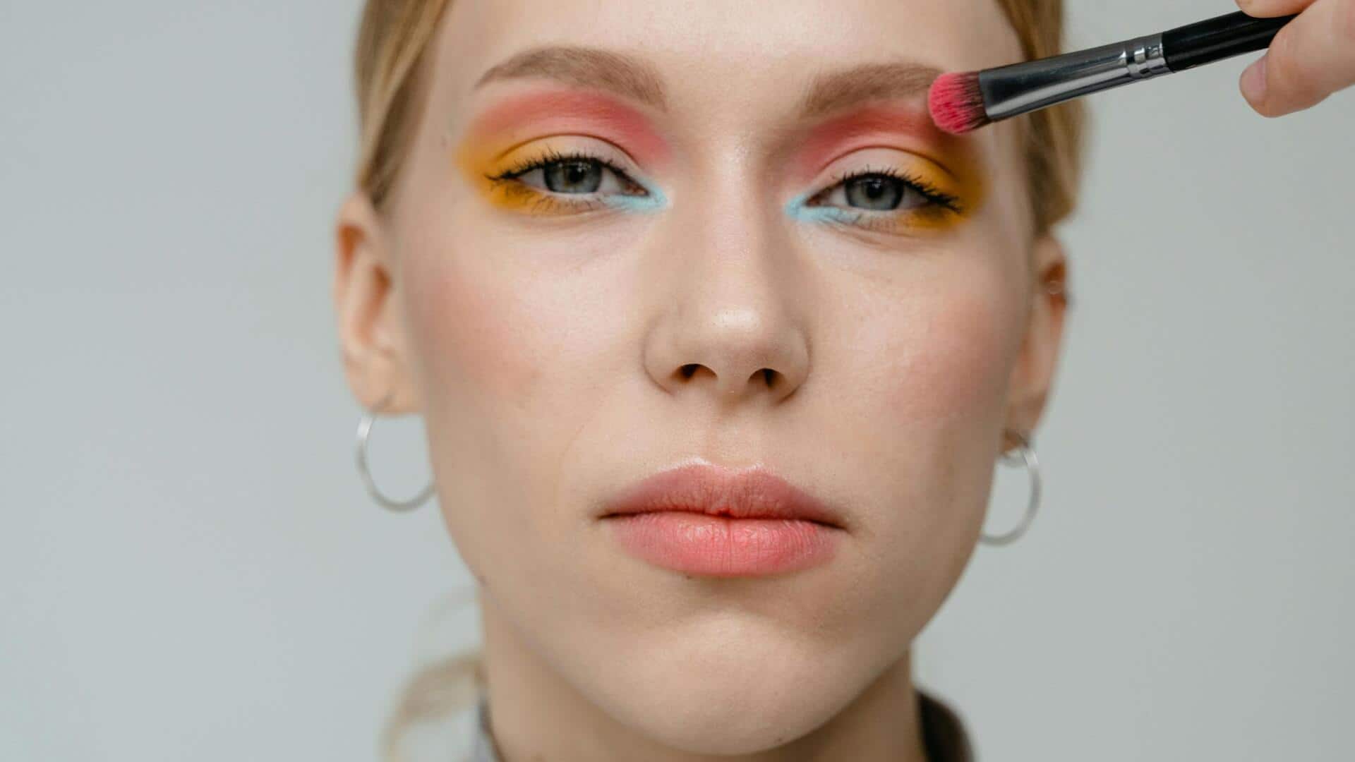 Tingkatkan penampilan Anda dengan aksen mata metalik