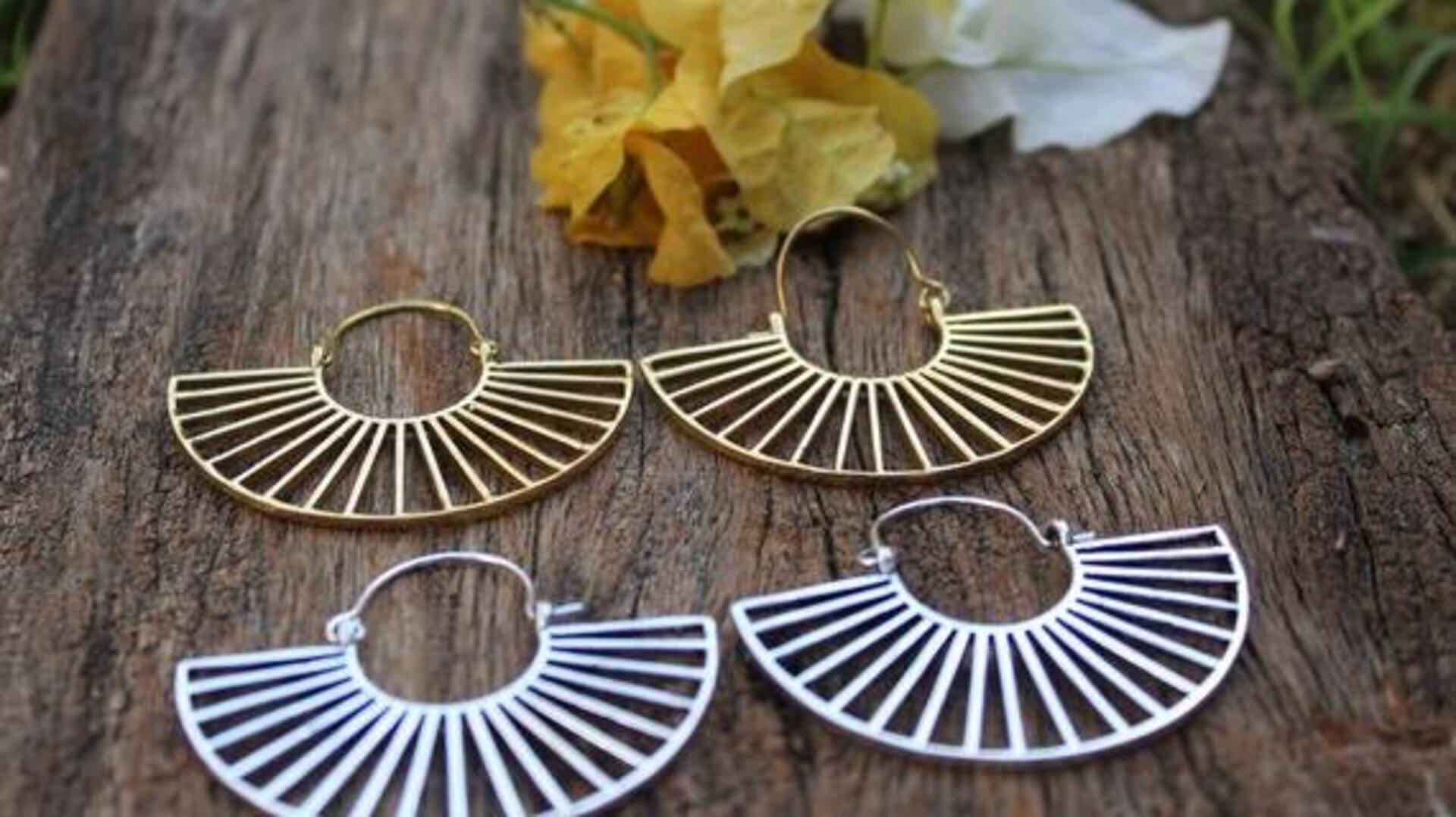 Tingkatkan pesona dengan anting kipas etnik India