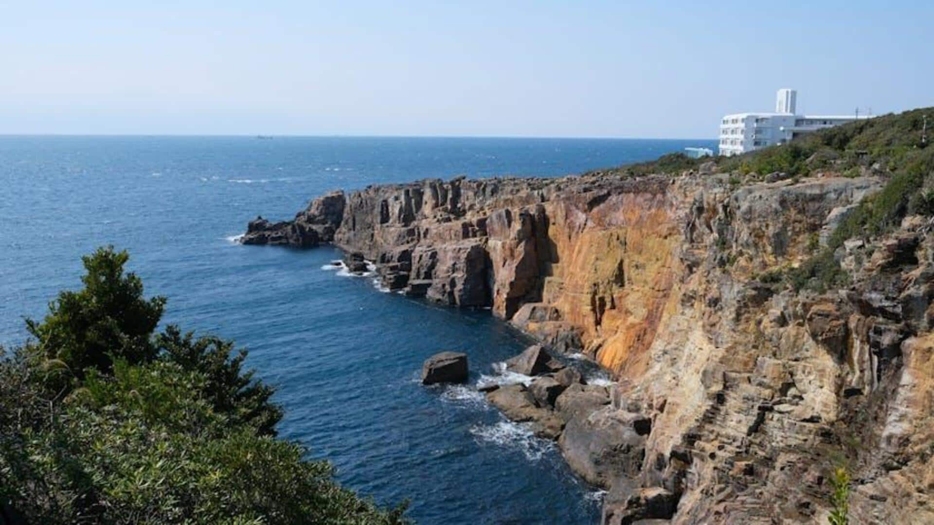 Menjelajahi Tebing dan Pantai Indah di Jepang