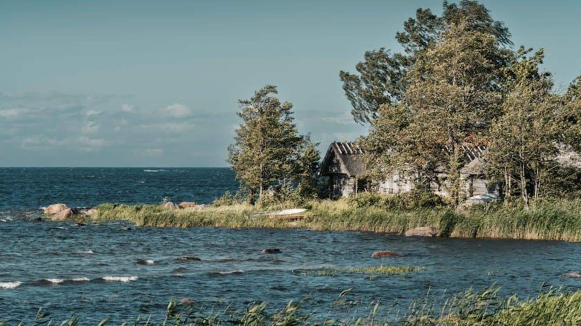 Menemukan Desa Pesisir Estonia yang Tenang