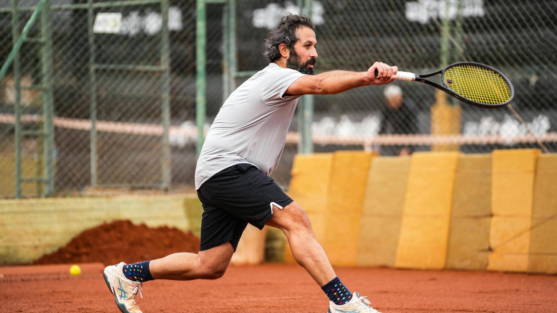 Mengapa pemain tenis berganti sisi lapangan?