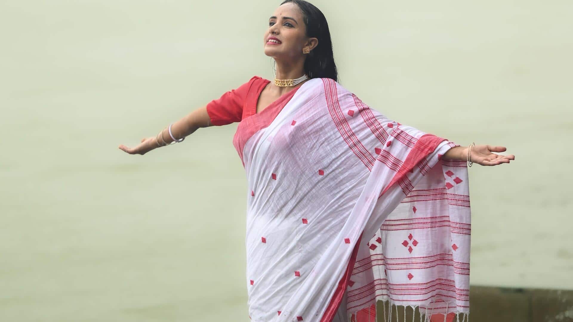 Elegansi draperi India di musim hujan