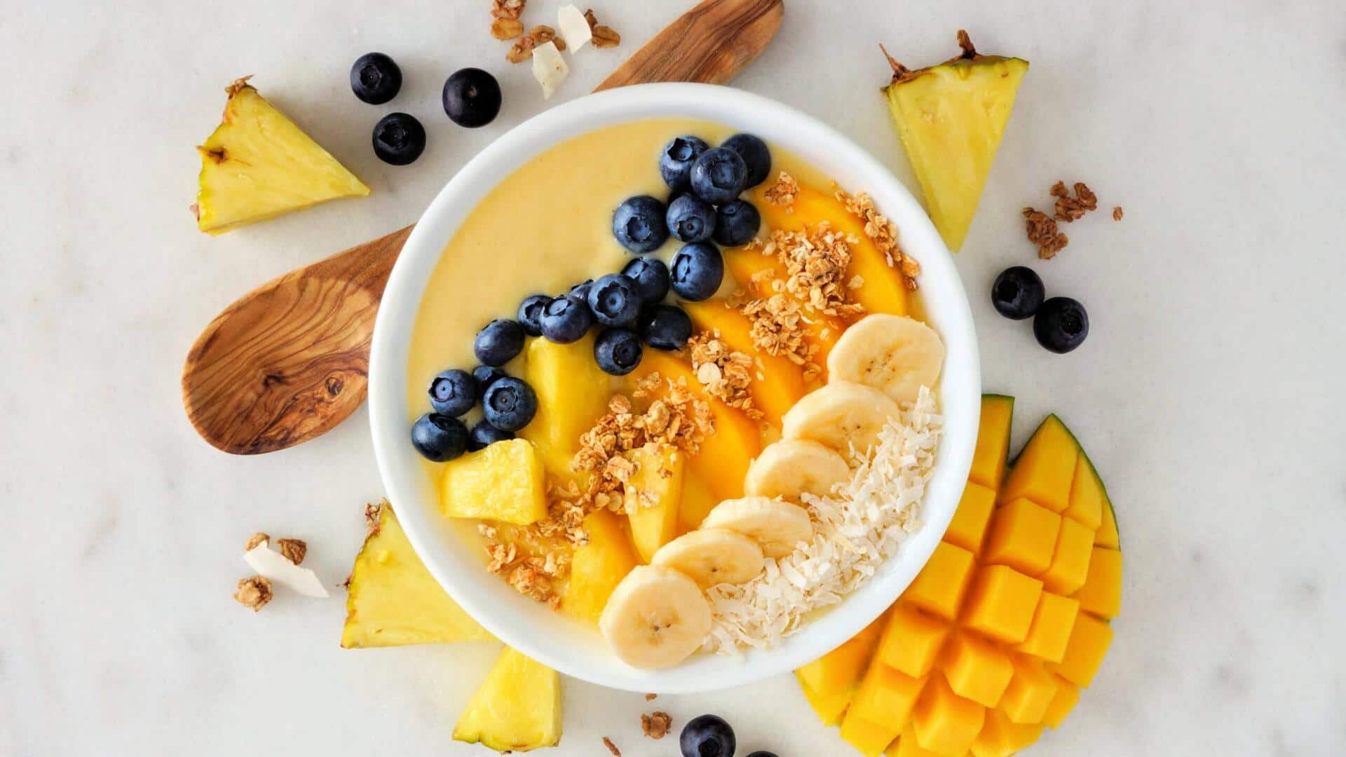 Lima Smoothie Bowl yang Unik dengan Perpaduan Buah Tropis