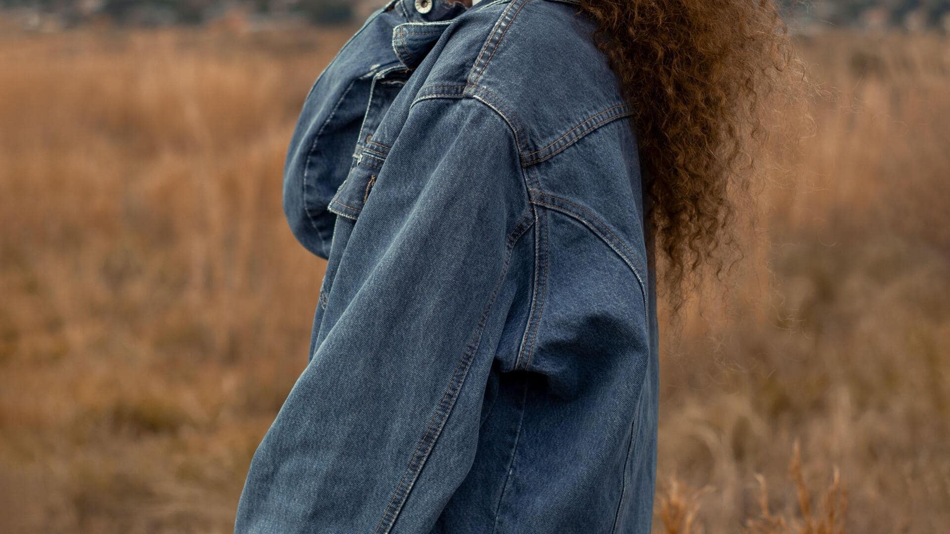 Jaket denim untuk hari hujan yang cantik dan serbaguna