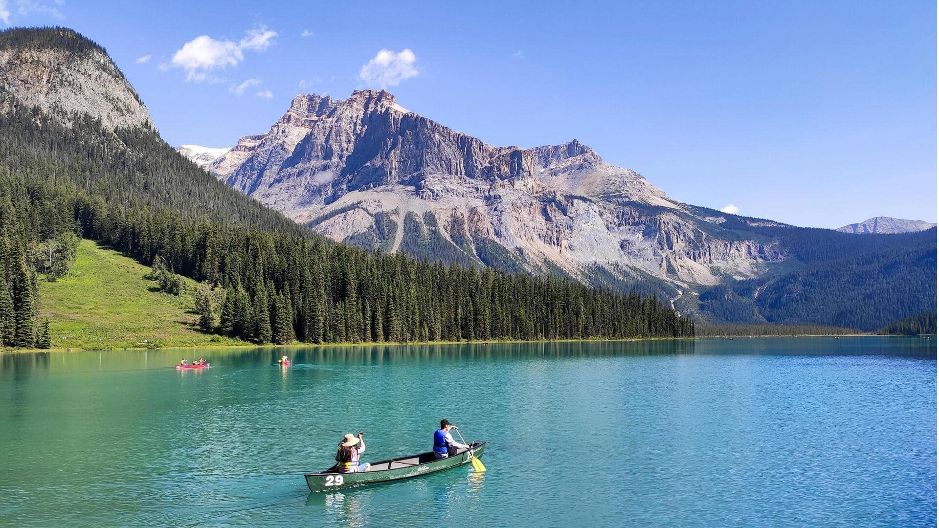 Menjelajahi Taman Nasional Kanada dengan Kano