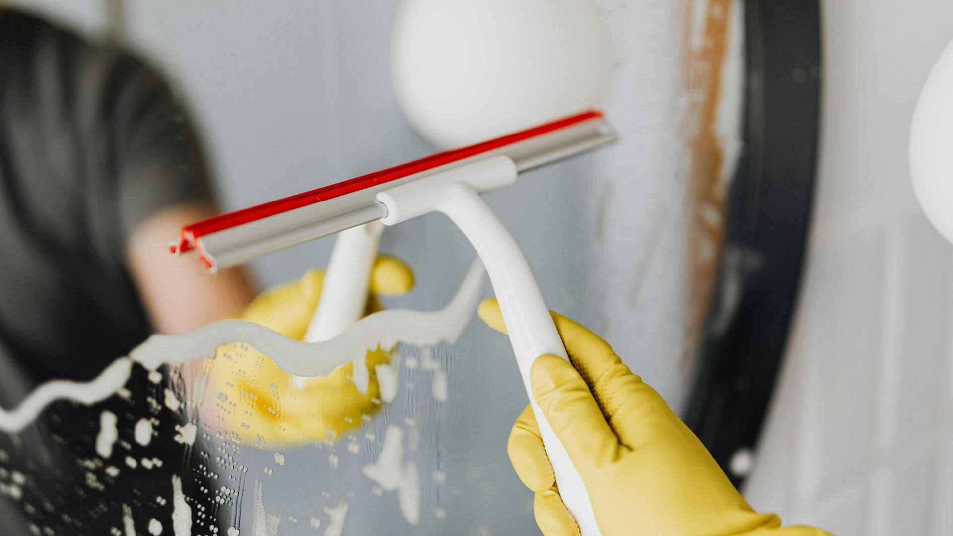 Cara mudah membersihkan pintu kaca kamar mandi secara alami