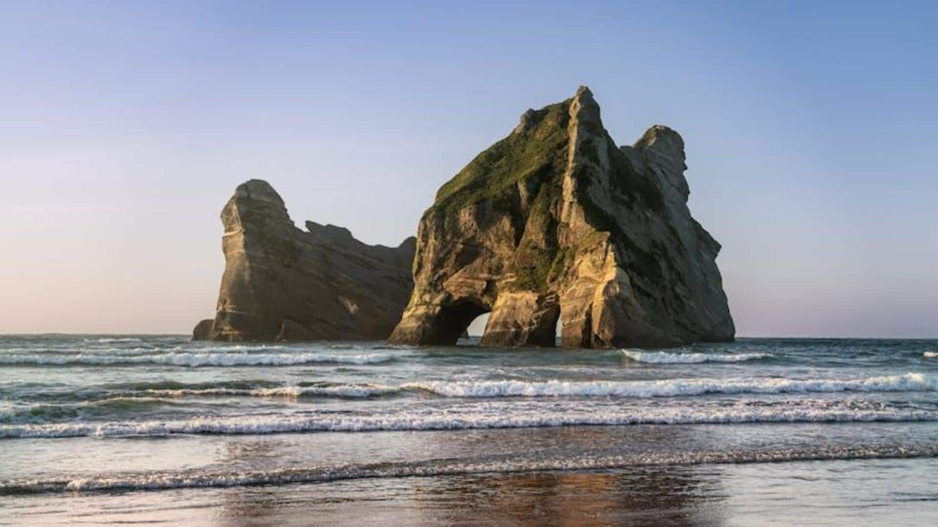 Menjelajahi Keindahan Pantai Wharariki di Selandia Baru