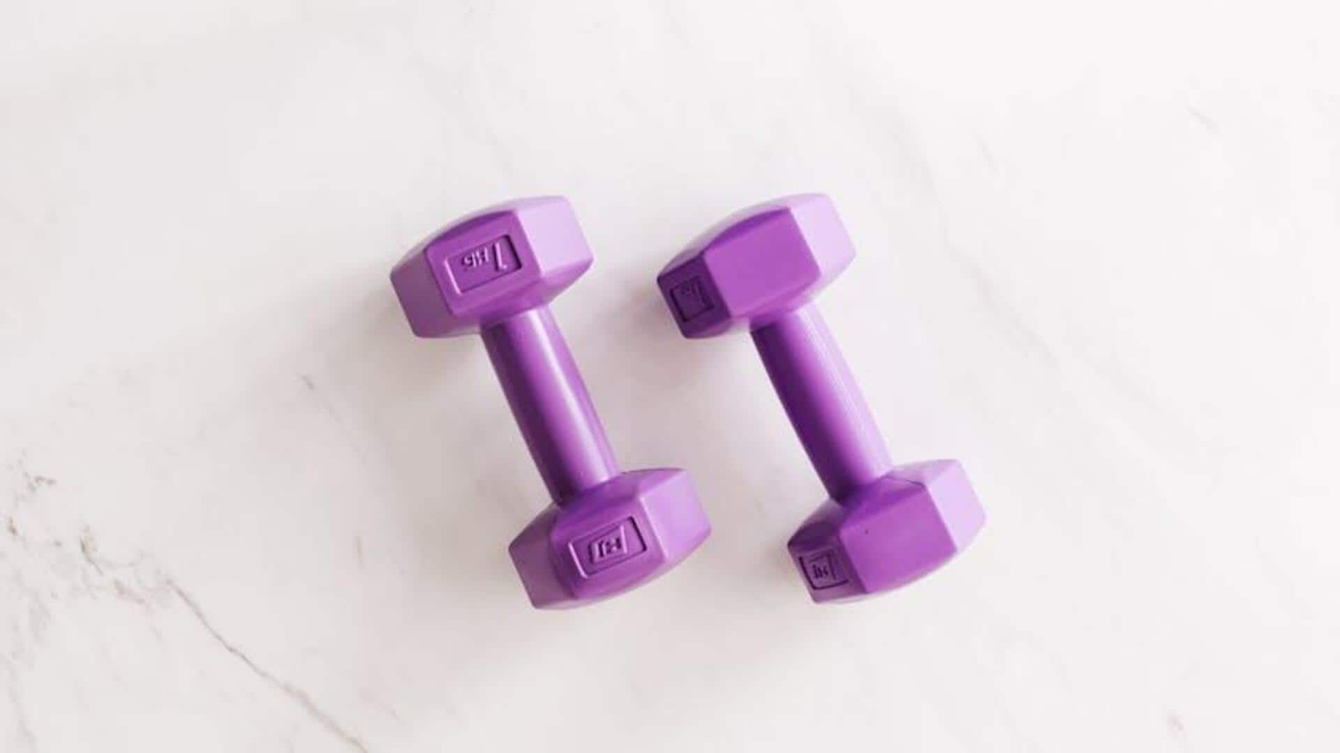 Membentuk Punggung dengan Dumbbell Row