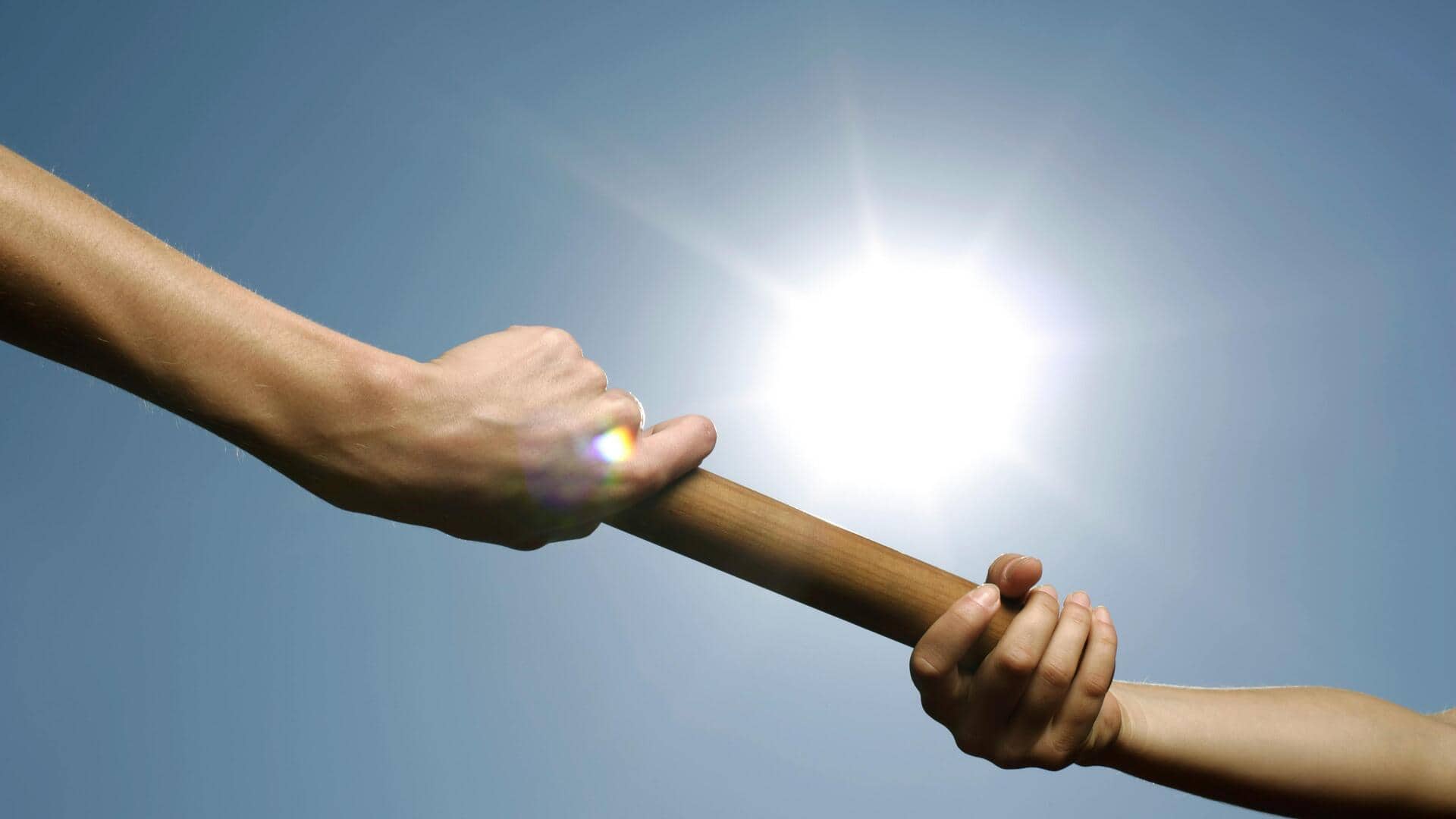 Mengapa pelari estafet selalu menyerahkan tongkat logam?