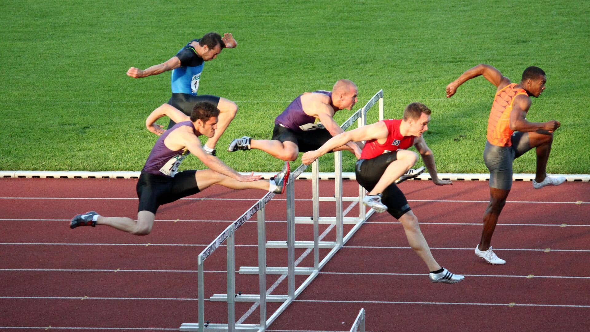 Mengapa pelompat rintangan mengangkat kaki secara menyamping?