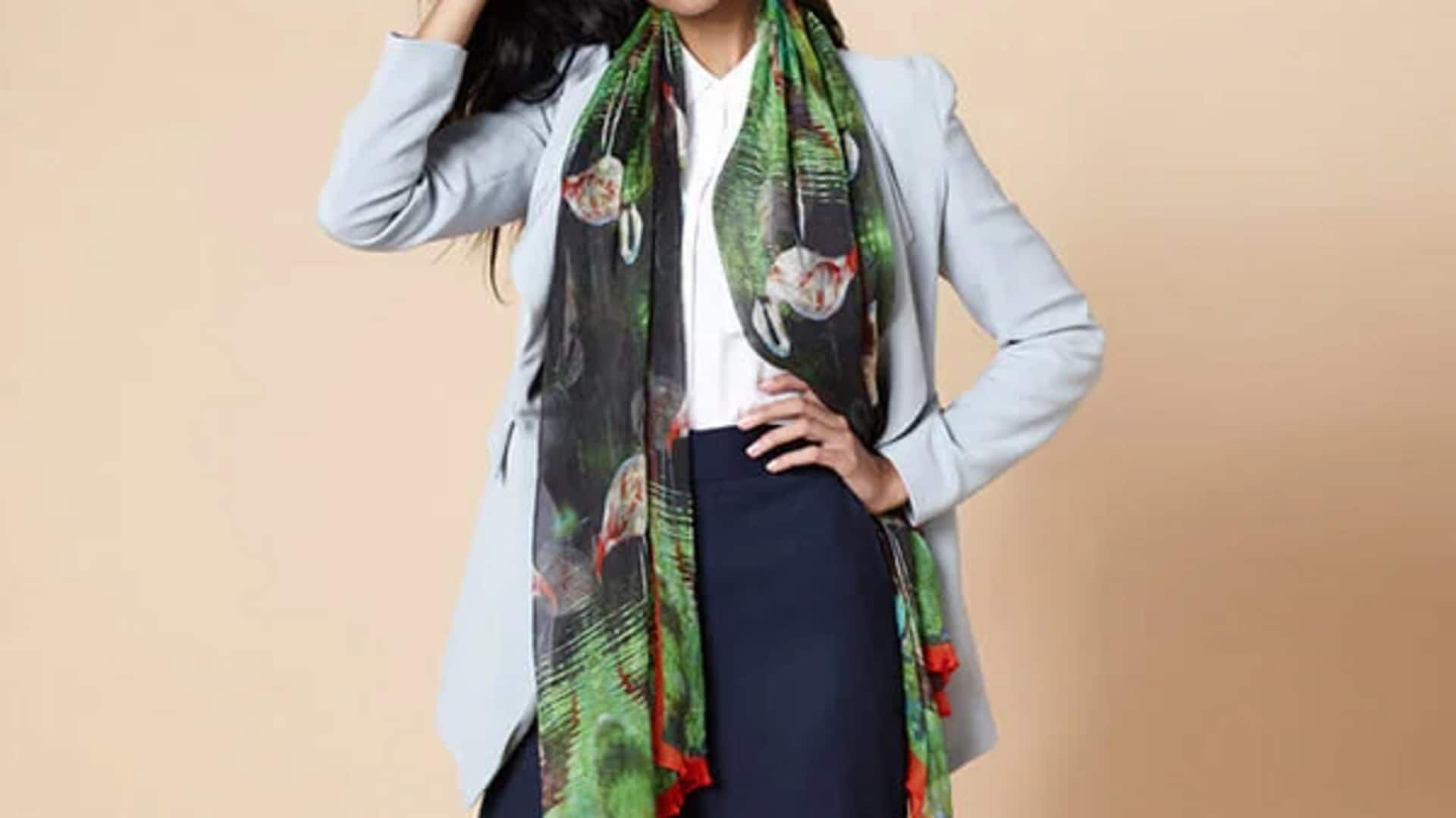 Tingkatkan elegansi dengan gaya syal sutra abadi