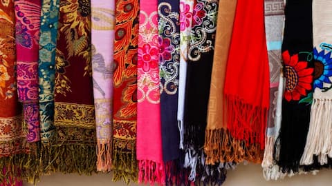Tingkatkan gaya dengan syal warisan India