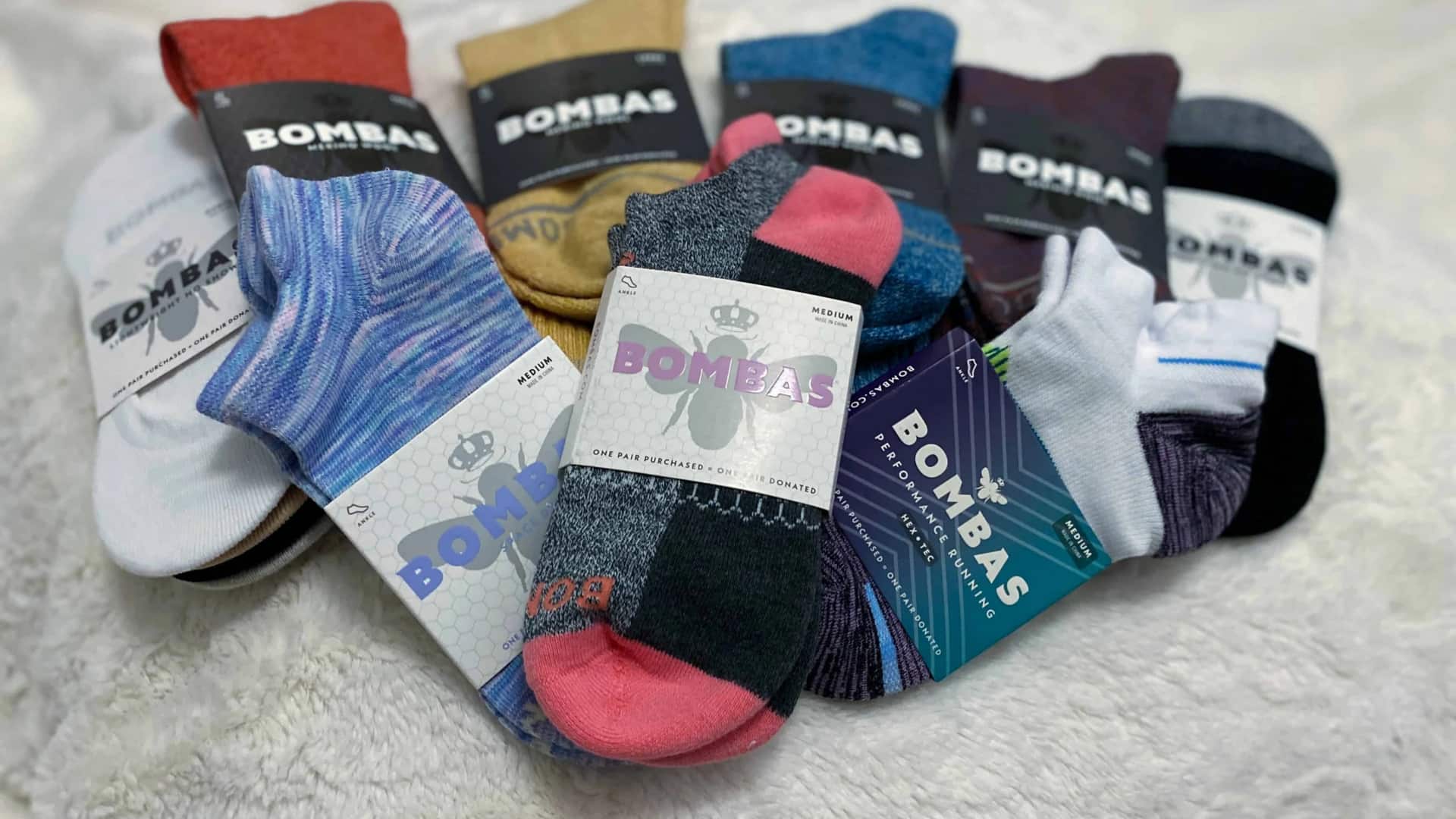Hindari goresan lantai dengan kaos kaki pada kaki furnitur Hindari goresan lantai dengan kaos kaki pada kaki furnitur