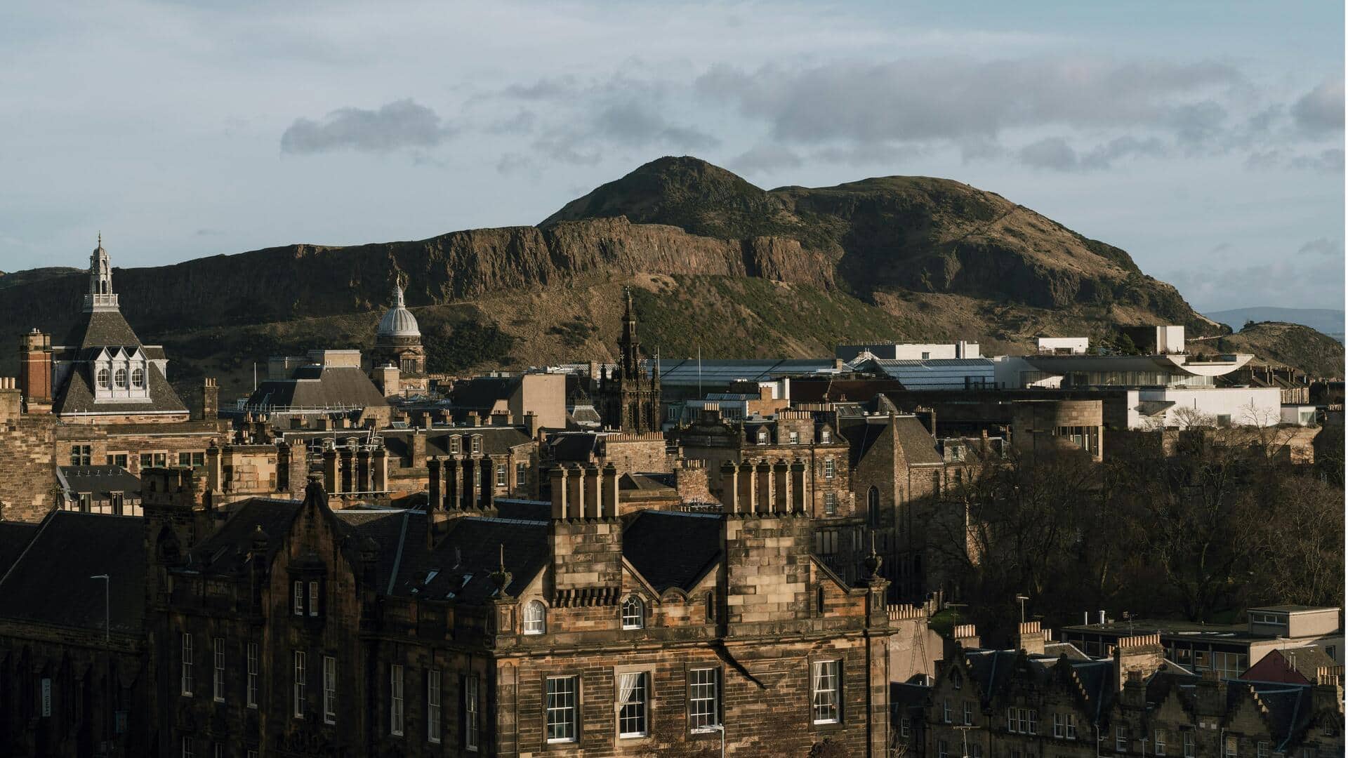 Lima Pemandangan Kota Edinburgh yang Menakjubkan untuk Foto Panorama
