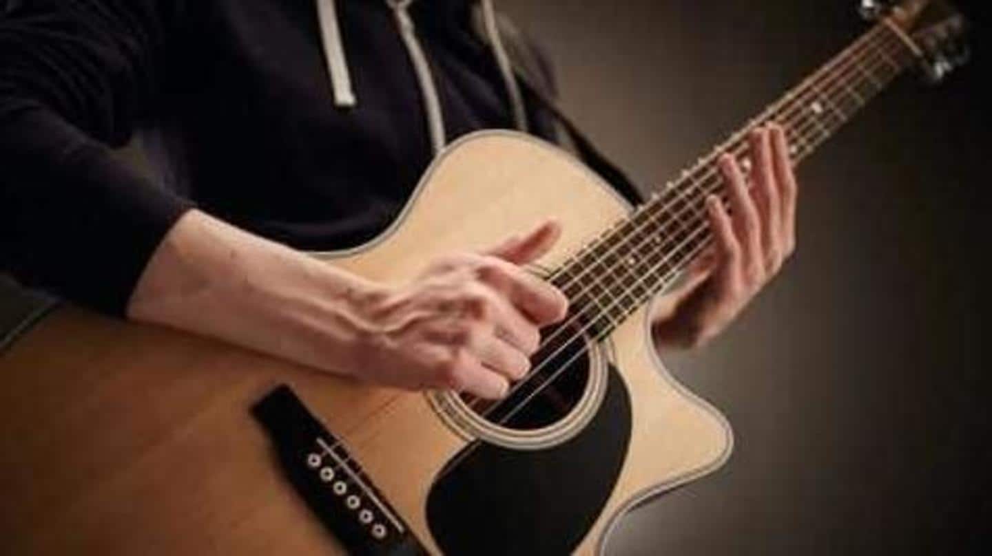 Ingin belajar cara bermain gitar di rumah?