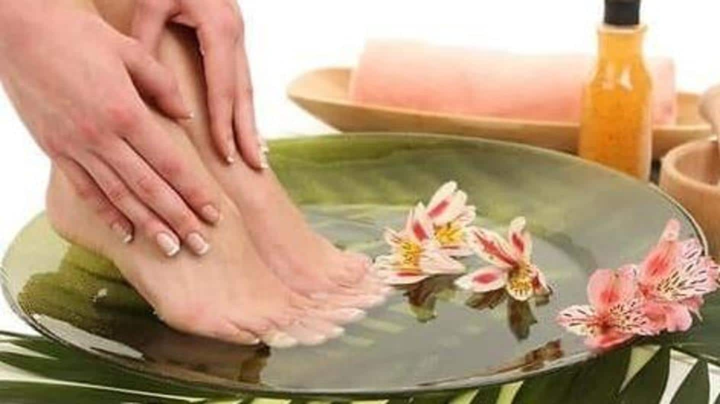 Ramuan rendaman kaki buatan sendiri untuk pengalaman spa di rumah