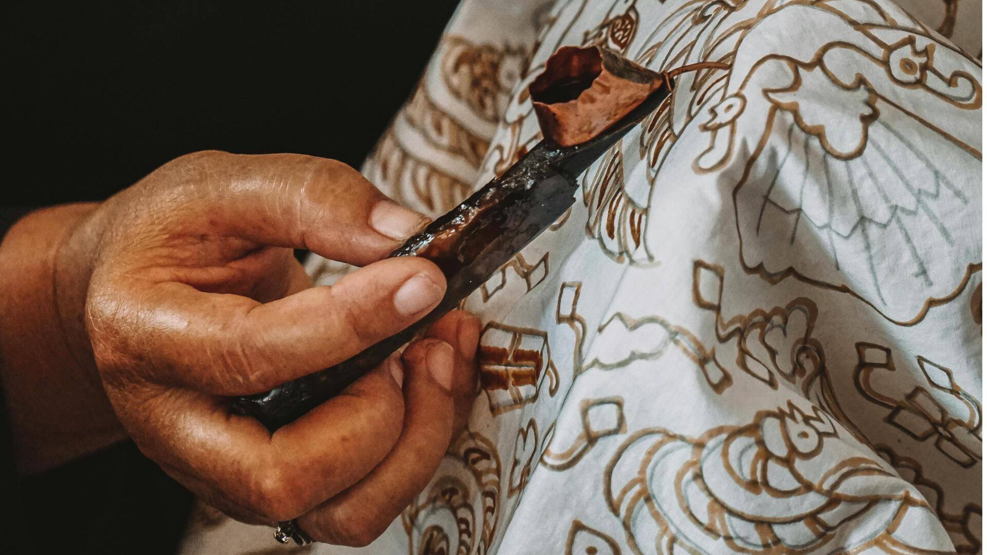 Kimono Motif Batik: Perpaduan Budaya yang Indah Kimono Motif Batik: Perpaduan Budaya yang Indah