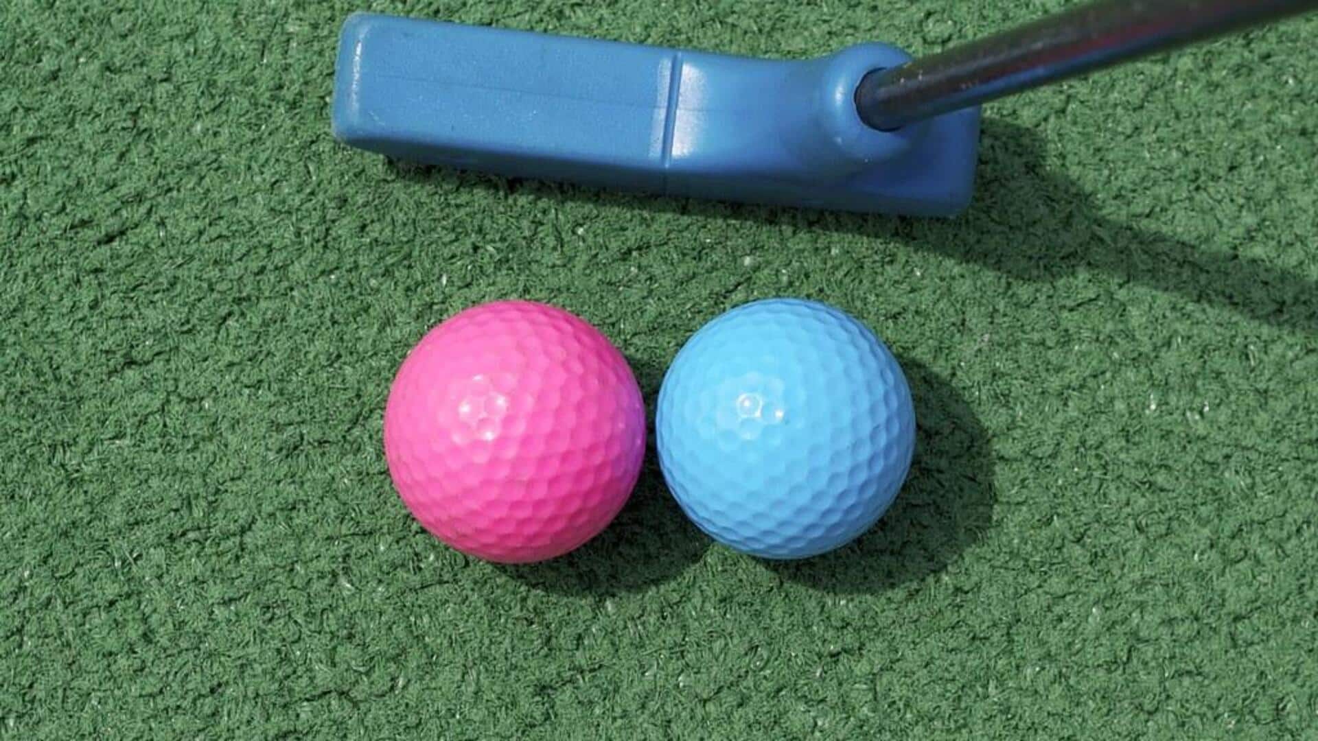 Mengapa pegolf menggunakan bola berwarna berbeda?