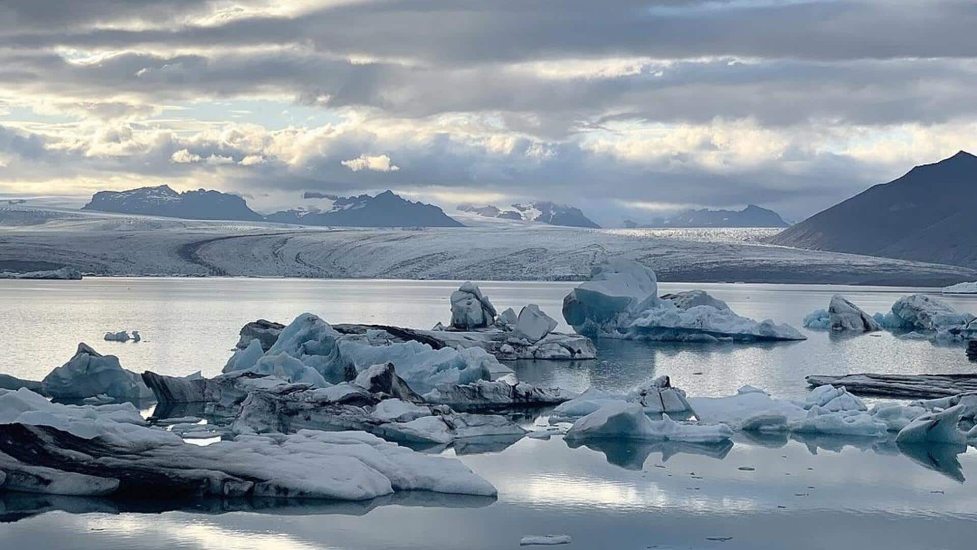 Gua Es Alami Terbaik yang Patut Dijajal di Islandia
