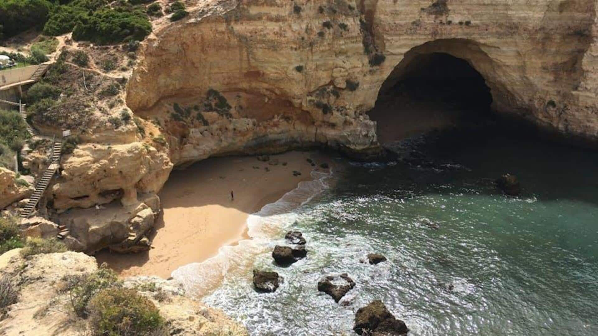 Menjelajahi Garis Pantai Kasar Carvoeiro, Portugal