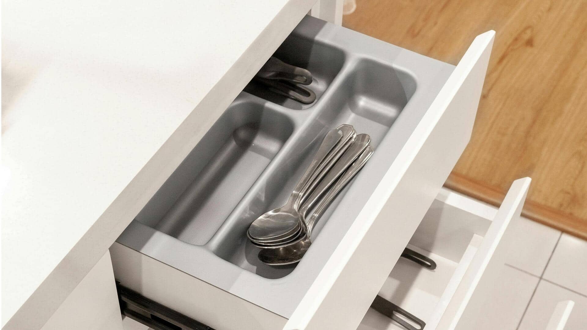 Cara cerdas mengatur laci dapur Anda