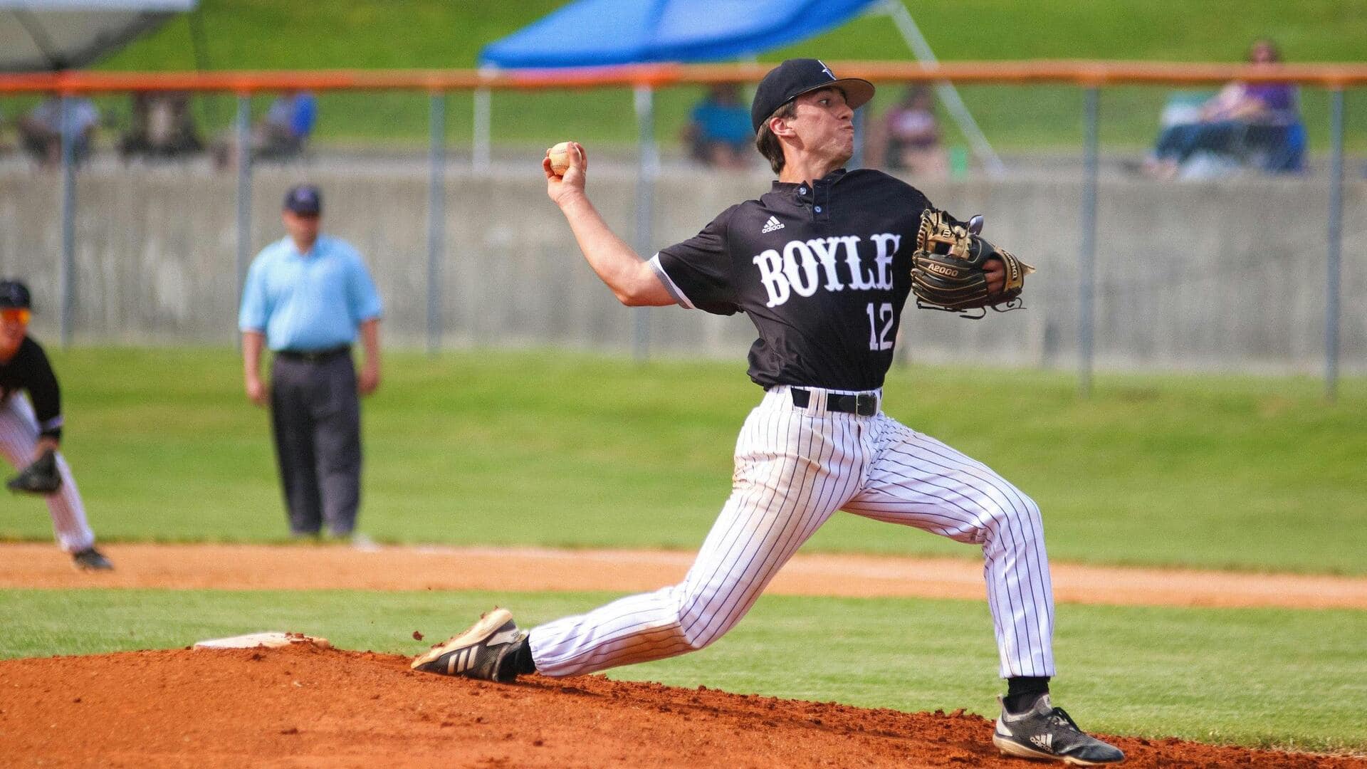 Mengapa lemparan baseball disebut Curveball?