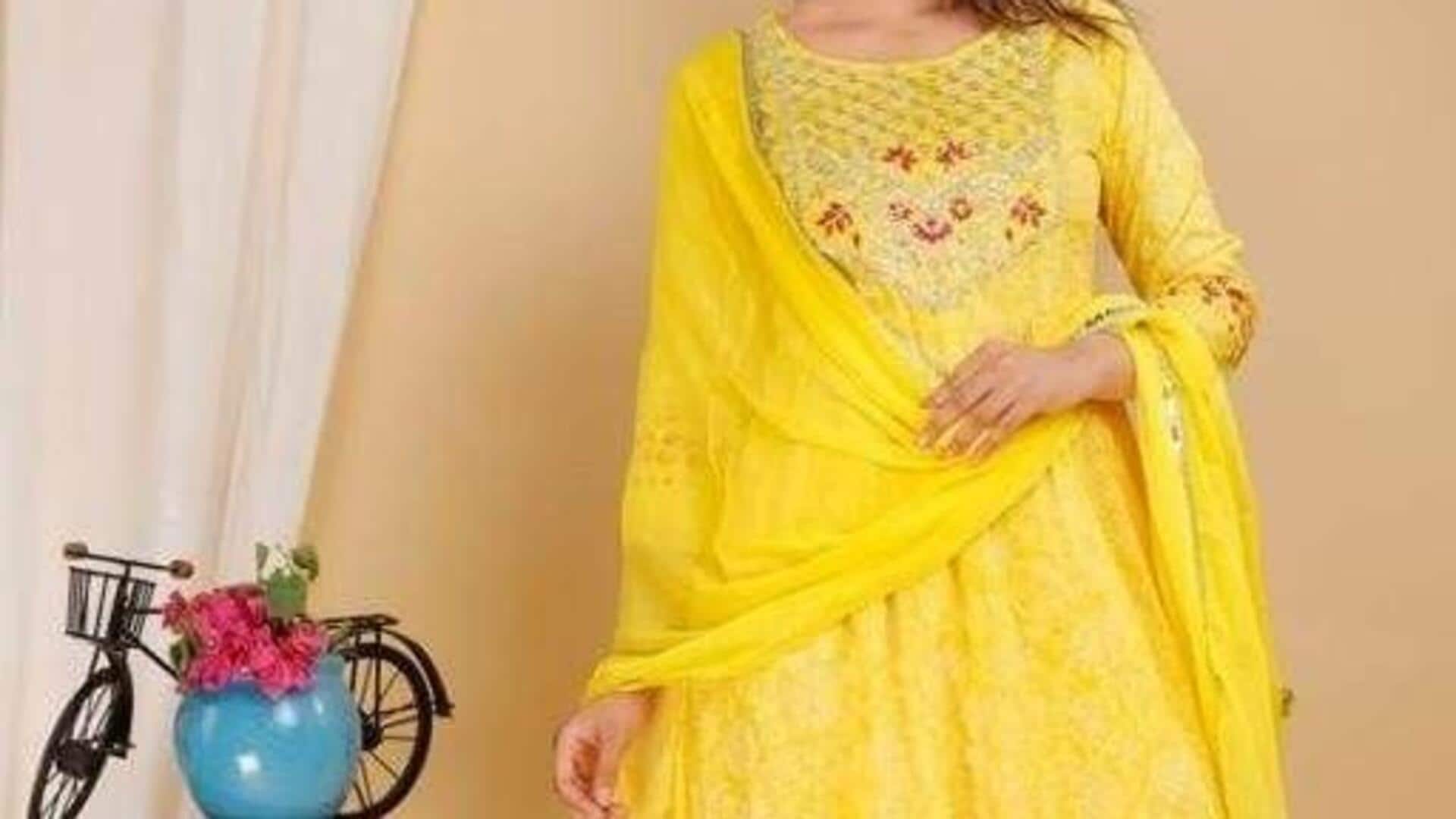 Warna cerah membentuk inovasi mode pra-musim gugur India