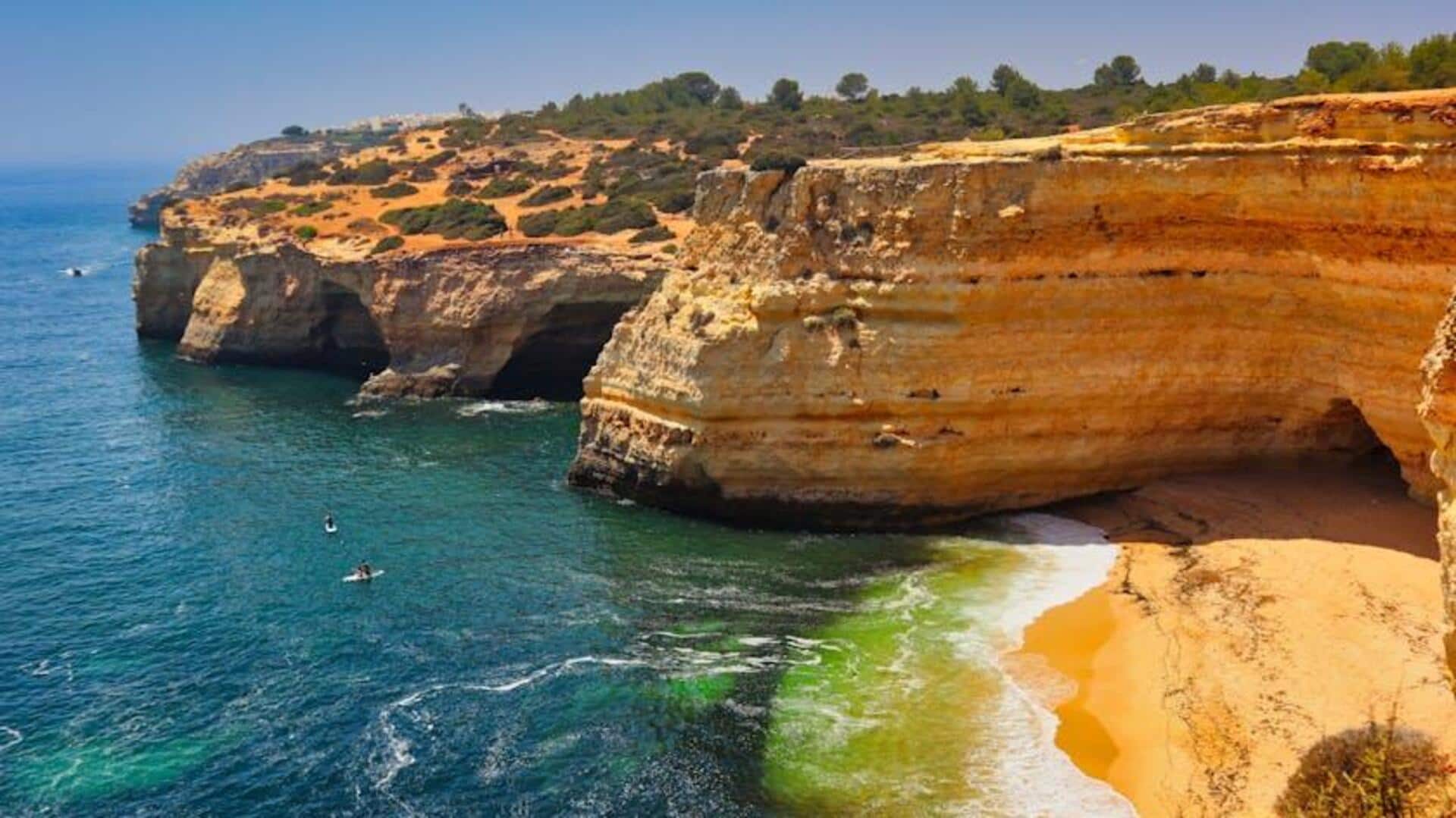 Menemukan Pantai Tersembunyi di Gua Portugal