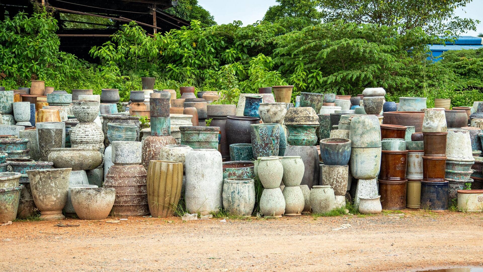 Berkebun luar ruangan dengan pot keramik tua
