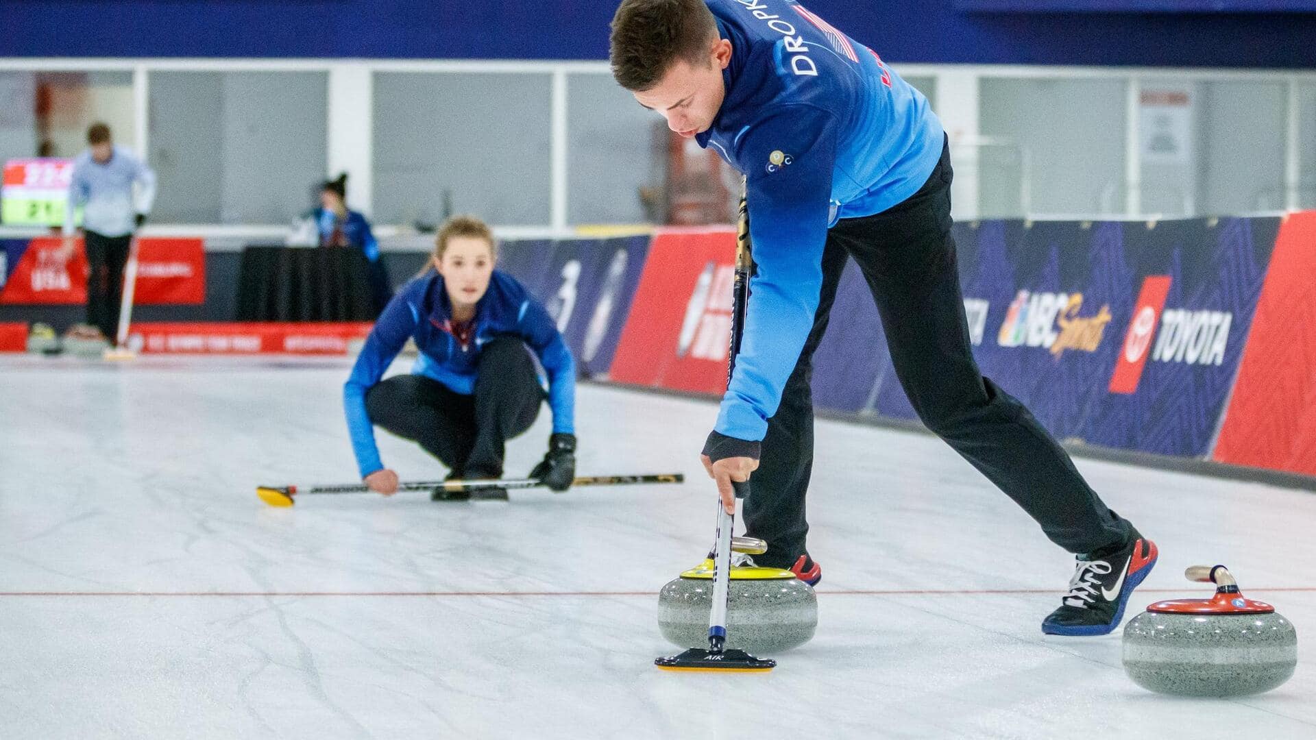Mempelajari Teknik Menyapu Es yang Unik dalam Olahraga Curling Mempelajari Teknik Menyapu Es yang Unik dalam Olahraga Curling