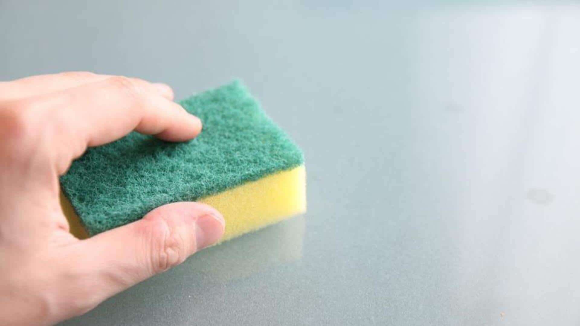 Cara sederhana menggunakan spons untuk membersihkan rumah