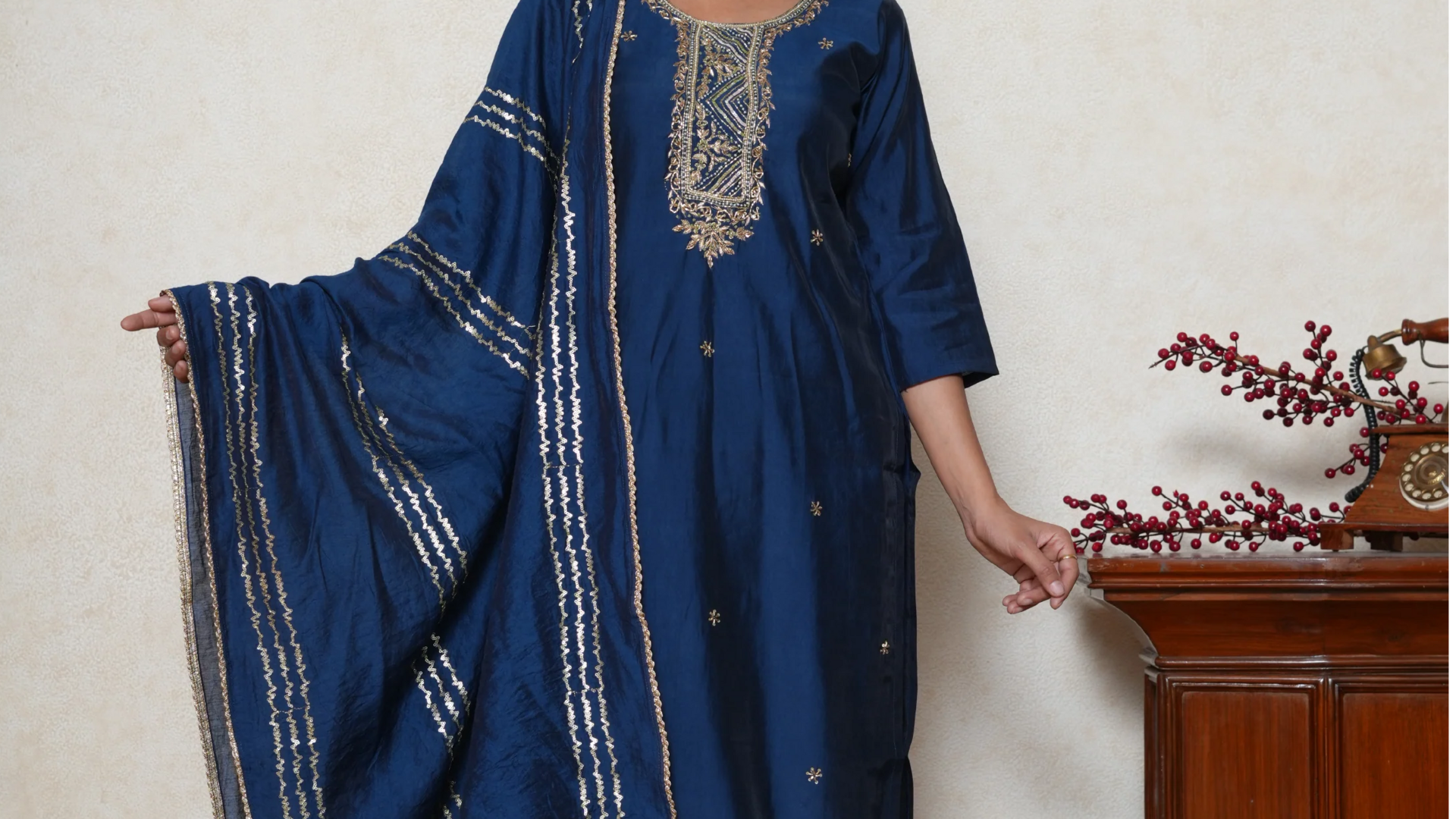 Busana berwarna permata untuk malam musim panas India