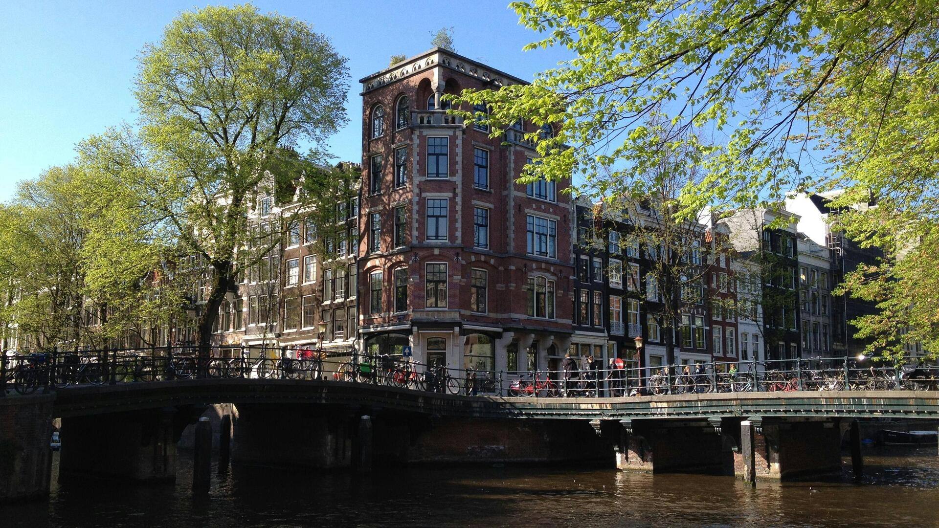 Menemukan Kanal Menawan di Amsterdam