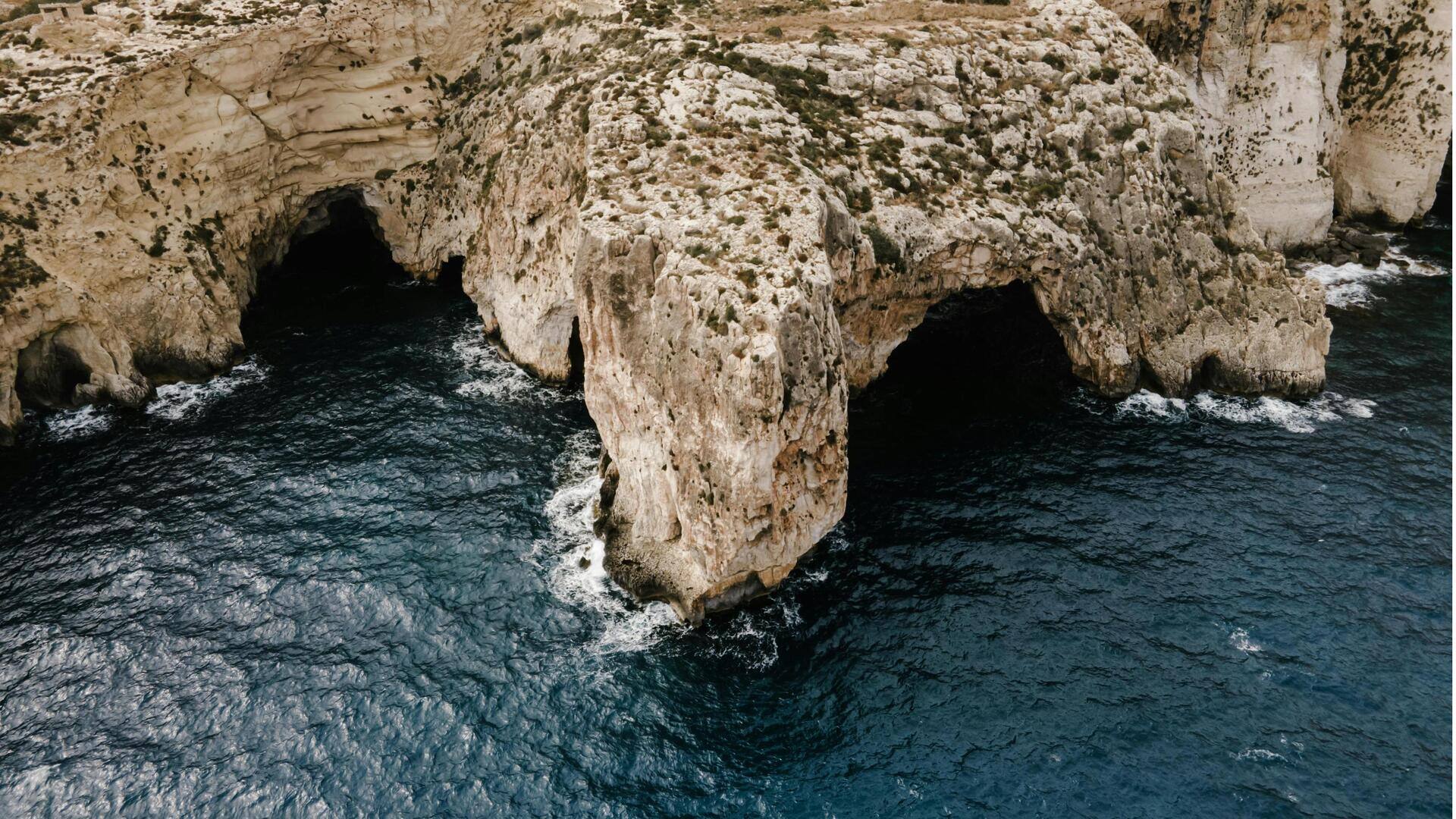 Jelajahi Keindahan Blue Grotto di Malta