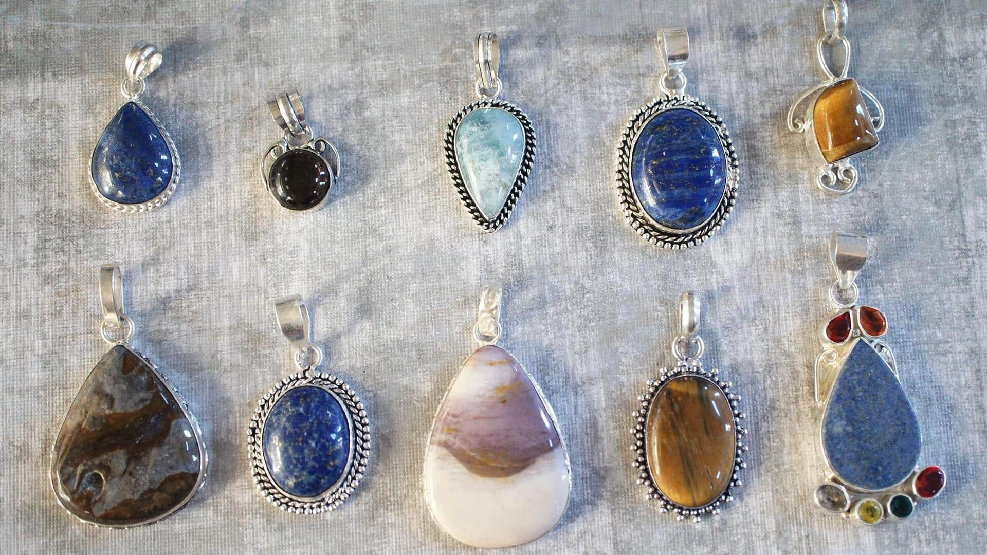 Lima cara memadukan perhiasan akik dengan pakaian musim dingin India