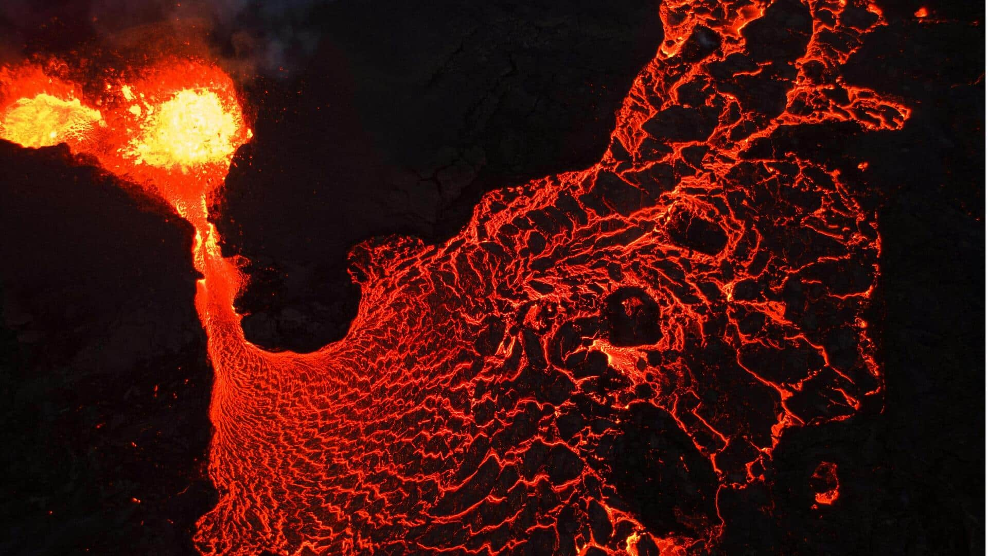 Menjelajahi Ladang Lava Merah Gunung Fagradalsfjall, Islandia