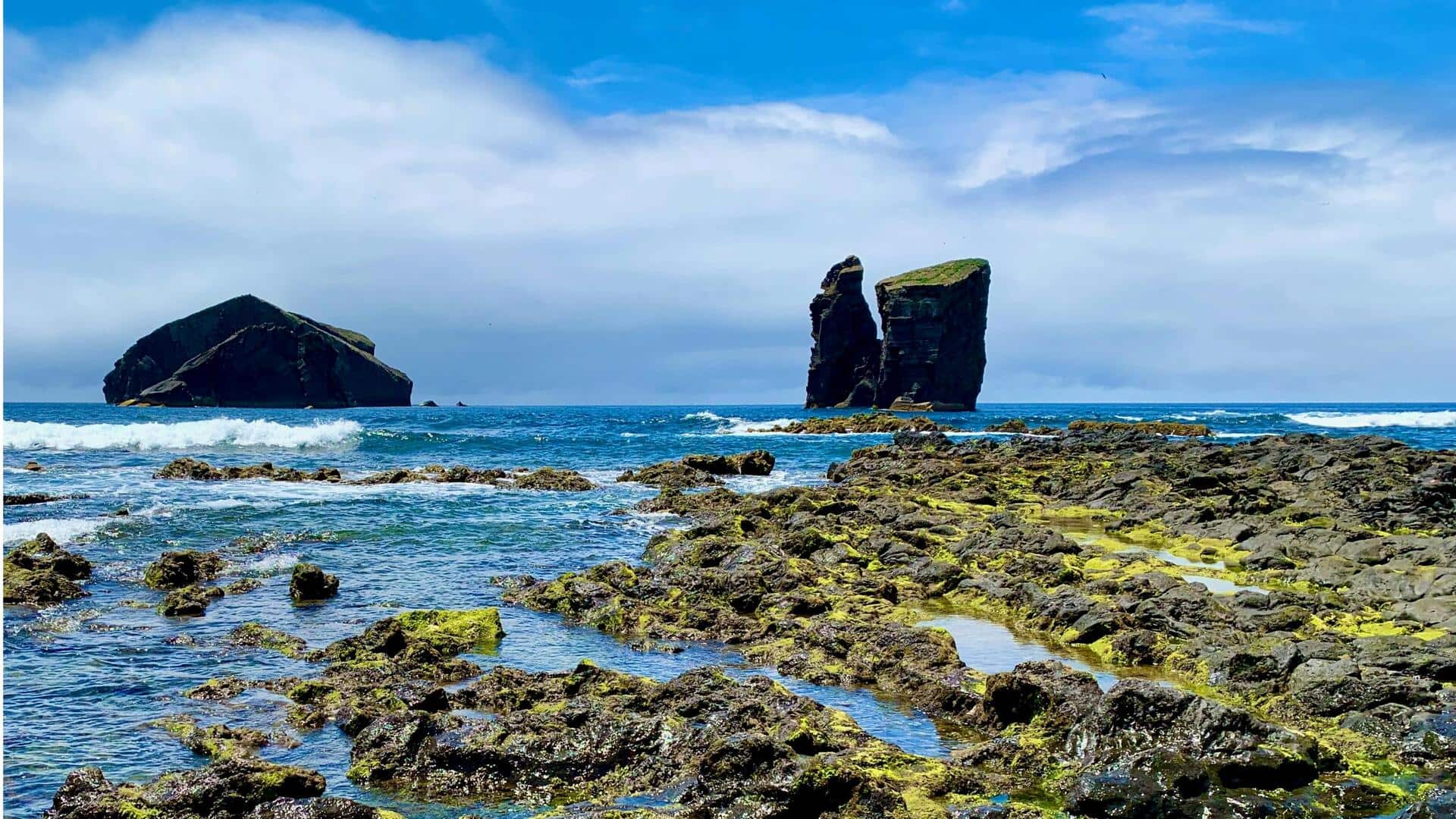 Pantai Jernih di Kepulauan Azores, Portugal Pantai Jernih di Kepulauan Azores, Portugal