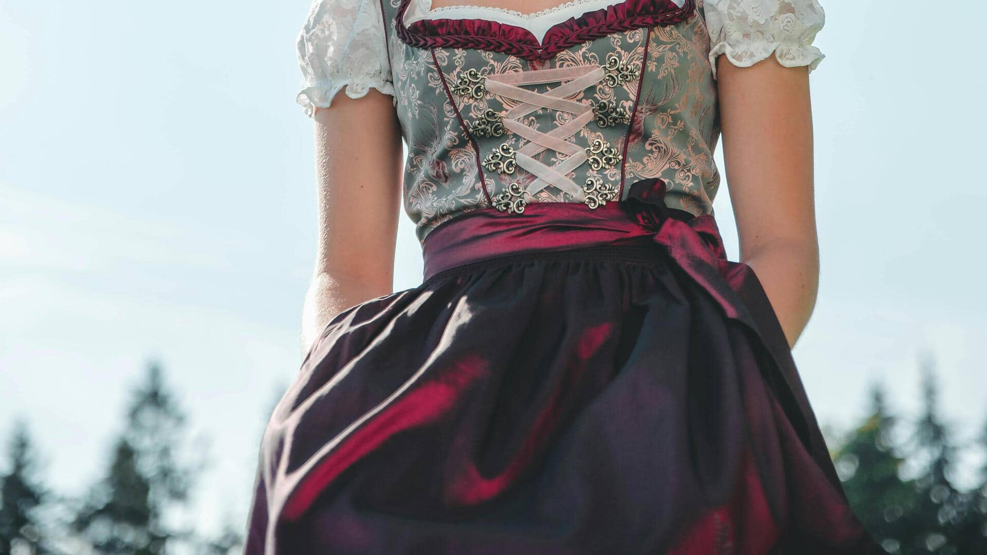 Menata Dirndl Bavaria Tradisional untuk Acara Meriah