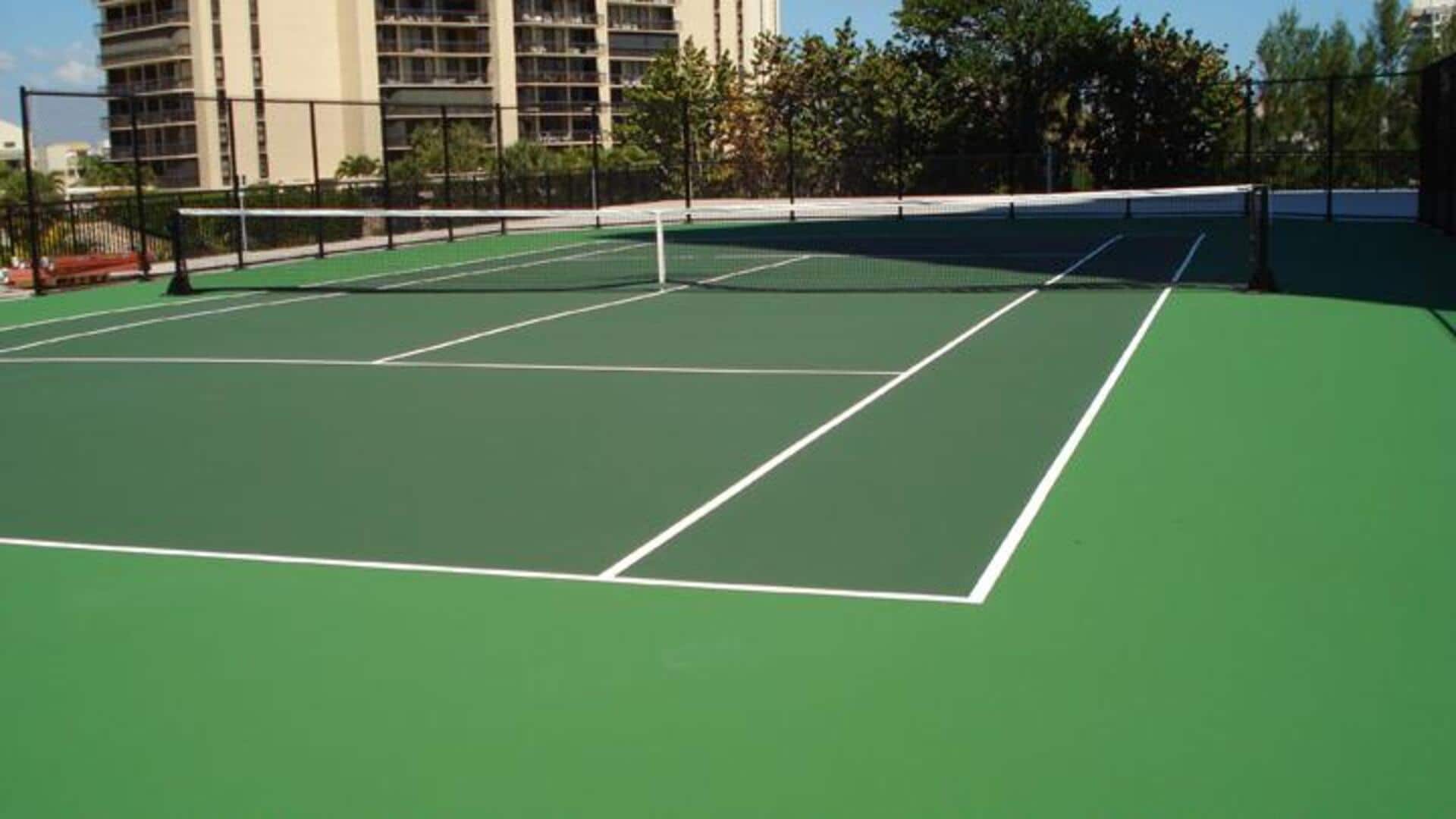 Mengapa garis lapangan tenis memiliki warna berbeda?