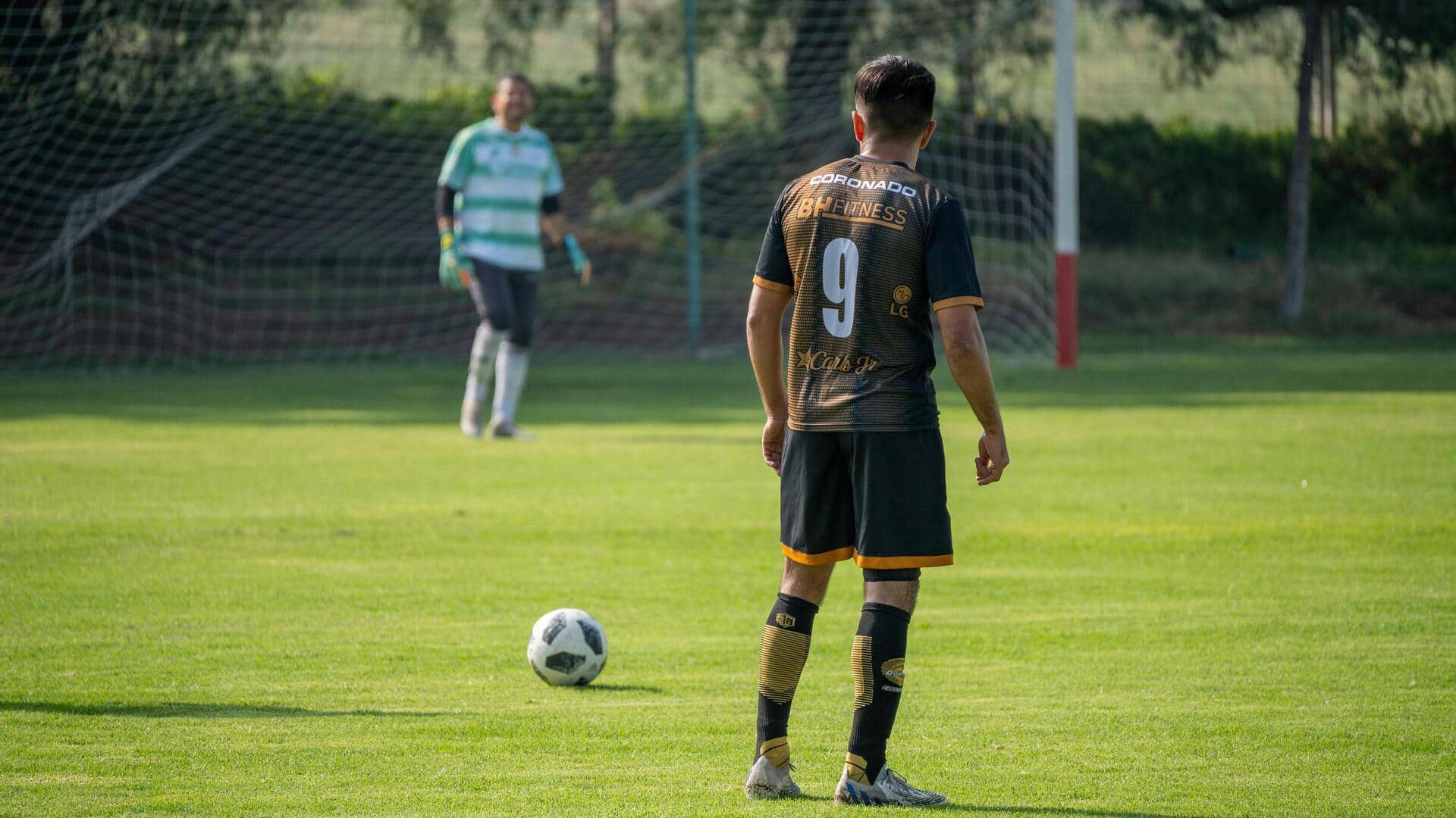 Apa yang membuat tendangan penalti sepak bola begitu menegangkan?