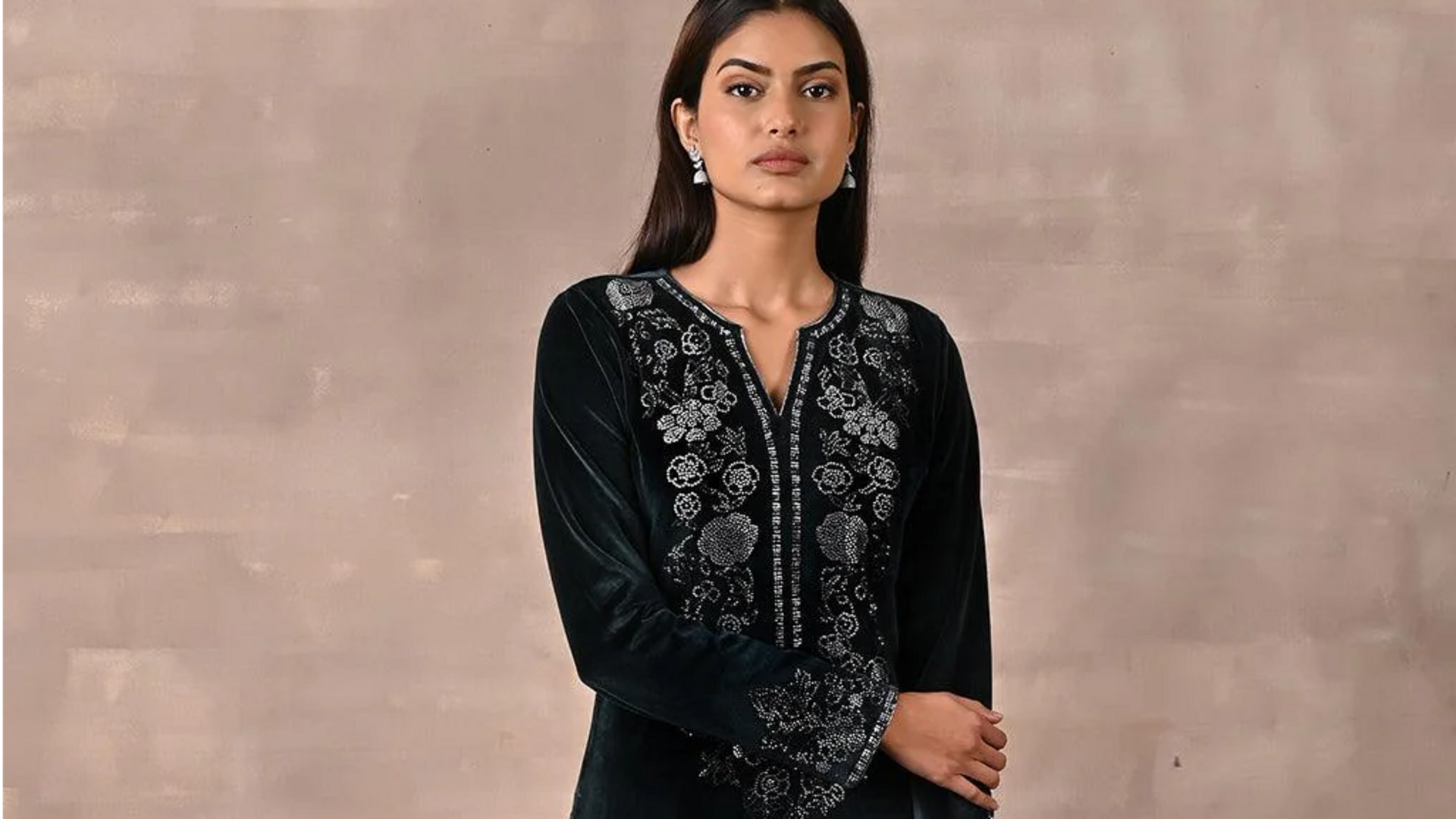 Pakaian malam beludru yang wajib dimiliki untuk musim perayaan India