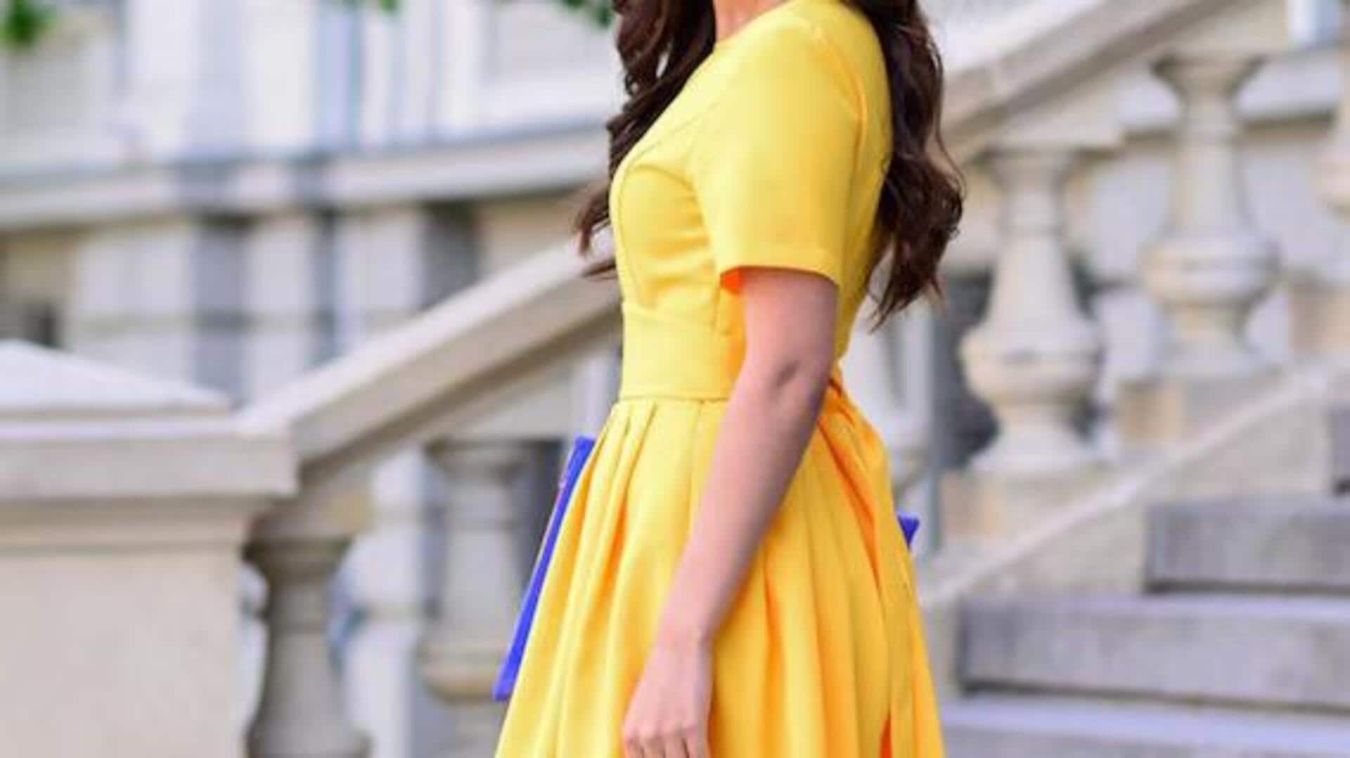 Busana kuning cerah untuk musim semi