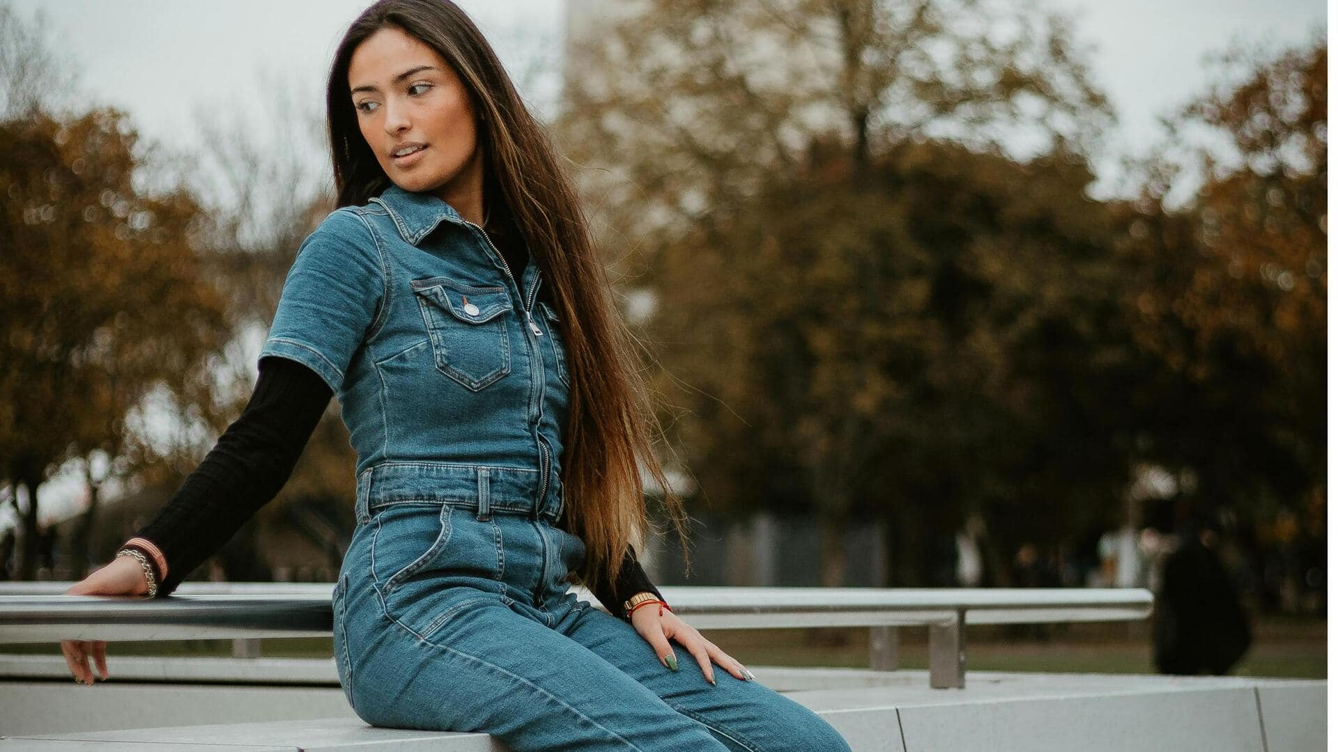 Gaya denim mentah untuk musim hujan Indonesia