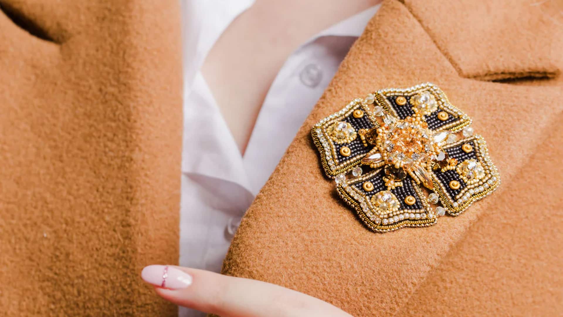 Bros rumit: Ubah penampilan Anda dengan aksesori abadi ini