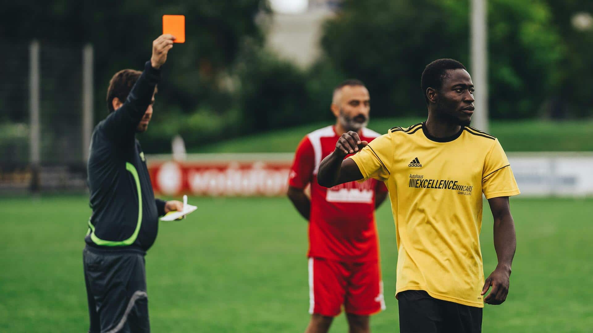 Mengapa wasit sepak bola memakai kartu kuning dan merah? Mengapa wasit sepak bola memakai kartu kuning dan merah?